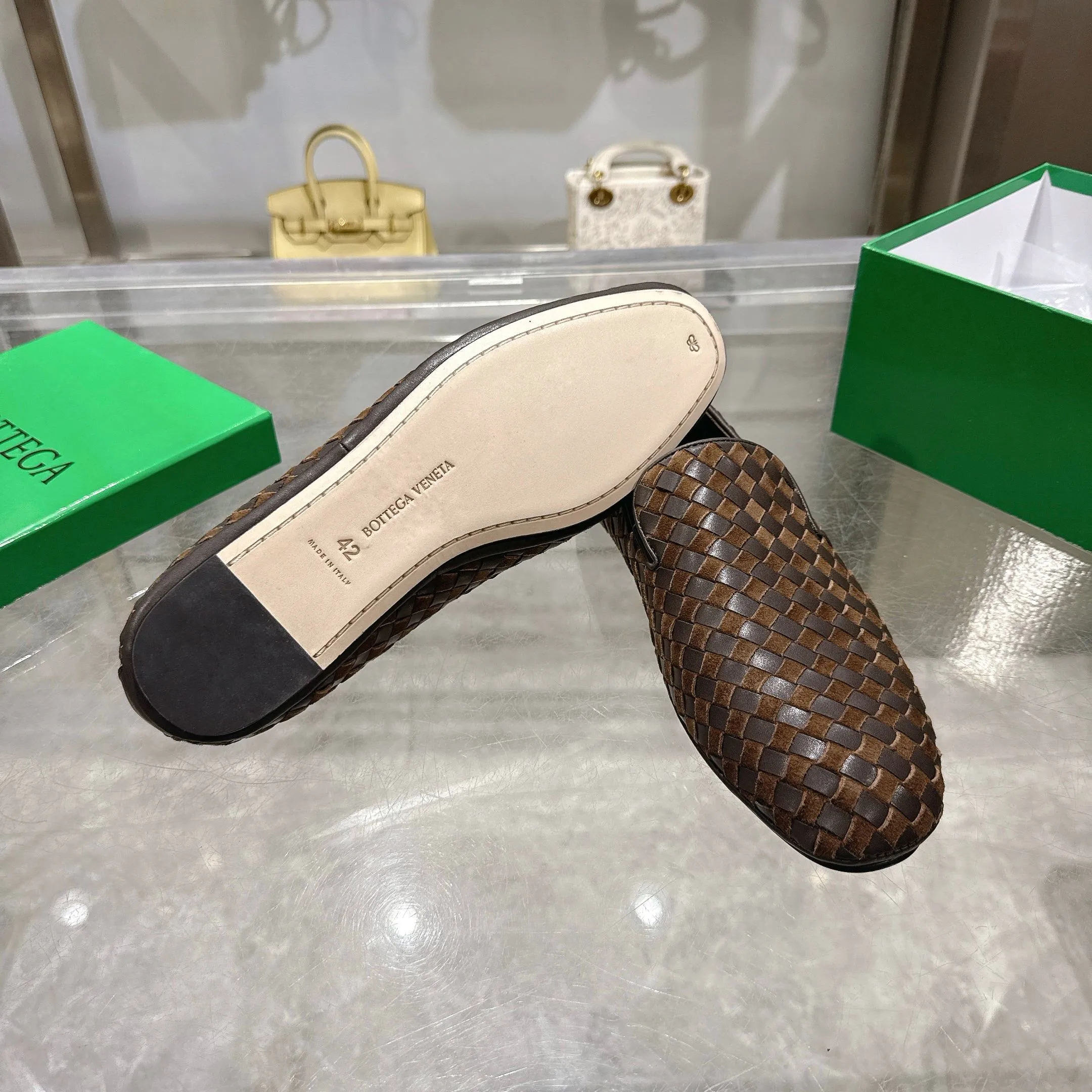 [BV] Top P: 760💰Size for couples: Female 35-39 Male 39--44 (Female 40. Male 38.45.46.47 customization is not returnable) [Note‼ ️] Add 💰 to size 46, add 💰 to size 47. Bottega Veneta's 2025 autumn counter synchronized genuine leather outsole classic woven half-drag couple model Bottega Veneta square toe flat shoes, imported mixed sheepskin, imported sheep! Leather outsole! [Rose][Rose]! Purely hand-woven and operated, the original board is reproduced one-to-one! quality assurance!